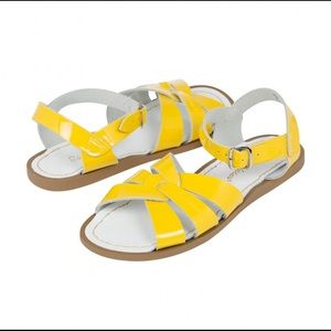 Yellow saltwater sandals Women’s size 8